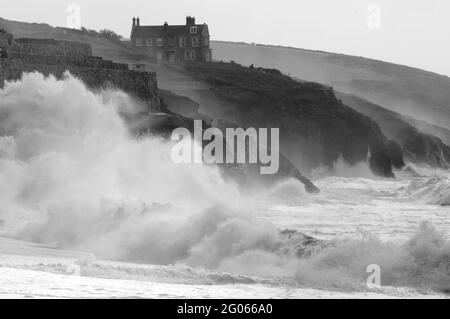 Storm, Porthleven, Cornwall, Royaume-Uni - John Gollop Banque D'Images