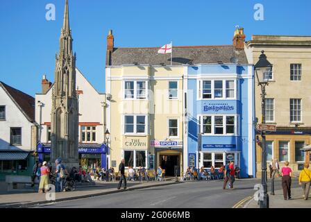 Market Cross et les pubs Crown & Backpackers, High Street, Glastonbury, Somerset, Angleterre, Royaume-Uni Banque D'Images