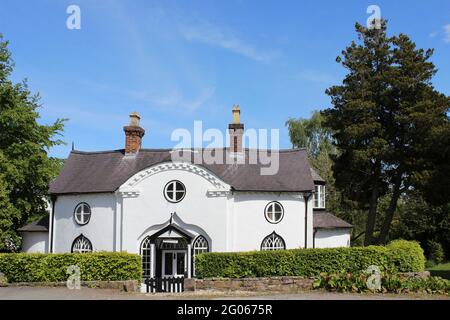 Cottages de style néo-gothique, construite dans le cadre de l'ex-Trevalyn estates Hall dans le village de Marford, Clwyd, Wrexham, Wales Banque D'Images