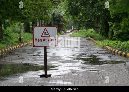 Symbole hommes au travail , sur le bord de la route , dans un parc plein de vert , debout seul , kolkata, Inde Banque D'Images