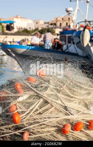 Filets de pêche, port, île de Favignana, Iles Aegadiens, Sicile, Italie, Europe Banque D'Images