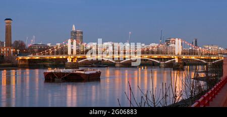 Royaume-Uni, Angleterre, Londres, Battersea, Chelsea Bridge de l'autre côté de la Tamise au crépuscule Banque D'Images