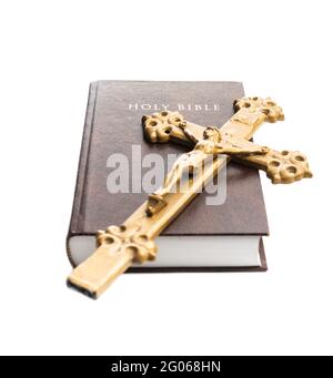 La sainte bible et crucifix isolés sur fond blanc. Banque D'Images