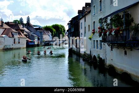 Groupe de canoéistes sur la Loue dans la commune d'Ornans dans le département du Doubs, région Bourgogne-Franche-Comté, France Banque D'Images