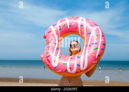 Gullane Beach, East Lothian, Écosse. 01 juin 2021. Ellie , 20 ans, un étudiant d'Édimbourg qui profite de la vague de chaleur en Écosse à Gullane Beach. © Richard Newton / Alamy Live News Banque D'Images