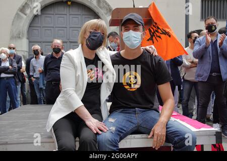 Pagani, Salerne, Italie - 30 mai 2021 : il a été inauguré en présence des autorités politiques et civiles de la ville de Pagani, de la fille Annamaria Torre, des membres de l'Association Marcello Torre et du Presidio di Pagani de l'Association libre (Associations, noms et nombres contre les mafias), une fresque dédiée à la mémoire de l'avocat Marcello Torre, ancien maire de Pagani est mort le 11 décembre 1980 aux mains de la Camorra. L'œuvre d'art représentant le visage du politicien païen et avocat très aimé par tous, a été confié à la compétence et aux mains de Banque D'Images