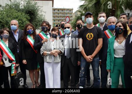 Pagani, Salerne, Italie - 30 mai 2021 : il a été inauguré en présence des autorités politiques et civiles de la ville de Pagani, de la fille Annamaria Torre, des membres de l'Association Marcello Torre et du Presidio di Pagani de l'Association libre (Associations, noms et nombres contre les mafias), une fresque dédiée à la mémoire de l'avocat Marcello Torre, ancien maire de Pagani est mort le 11 décembre 1980 aux mains de la Camorra. L'œuvre d'art représentant le visage du politicien païen et avocat très aimé par tous, a été confié à la compétence et aux mains de Banque D'Images