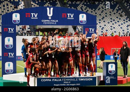 Reggio Emilia, Italie. 30 mai 2021. Italie, Reggio Emilia, mai 30 2021: Comme les joueurs roms célèbrent la victoire pendant le match de football AC MILAN vs AS ROMA, final Women Coppa Italia, Mapei Stadium (photo de Fabrizio Andrea Bertani/Pacific Press/Sipa USA) Credit: SIPA USA/Alay Live News Banque D'Images