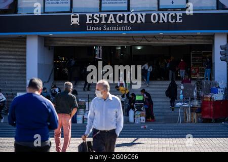 BUENOS AIRES, ARGENTINE - 30 avril 2021 : entrée de la gare ONCE pendant la pandémie Covid 19 à Buenos Aires, Argentine. Banque D'Images