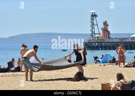 Les gens sur la plage le jour le plus chaud de l'année, le premier jour de l'été météorologique. Canicule de début d'été, Bournemouth, Dorset, Angleterre, Royaume-Uni, 1er juin 2021, ROYAUME-UNI. Temps chaud. Banque D'Images