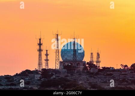 DINGLI, MALTE - 04 octobre 2018 : complexe radar servant l'aviation civile, contre un ciel rouge flamboyant. Malte, Méditerranée, Banque D'Images