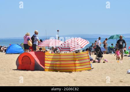 Les gens sur la plage le jour le plus chaud de l'année, le premier jour de l'été météorologique. Canicule de début d'été, Bournemouth, Dorset, Angleterre, Royaume-Uni, 1er juin 2021, ROYAUME-UNI. Temps chaud. Banque D'Images