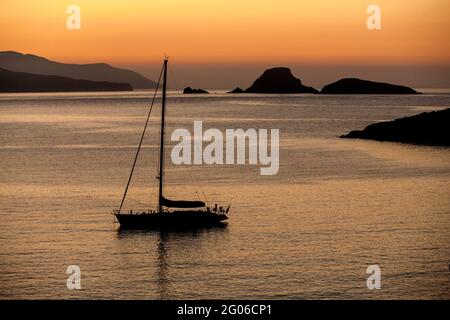 Baie de Karavostasi, lever du soleil, voiliers, île de Folegandros, Cyclades, Mer Egée, Grèce, Europe Banque D'Images