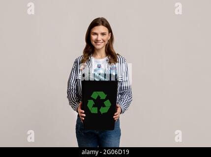 Magnifique conteneur de transport pour jeunes femmes avec bouteilles en plastique vides prêtes pour le recyclage Banque D'Images