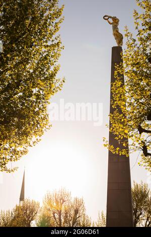 Europe, Luxembourg, ville de Luxembourg, le Monument du souvenir (Monument du souvenir) avec la Gëlle FRA (Golden Lady) Banque D'Images