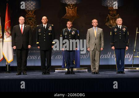 Reportage : ancien sergent de l'Armée de terre. Kyle J. White est intronisé dans la salle des héros du Pentagone, le 14 mai 2014, un jour après avoir reçu la Médaille d'honneur du président Barack Obama pour ses actions en Afghanistan il y a près de sept ans. Sur la photo figurent, de gauche à droite, le sous-secrétaire à la Défense Robert O. Work, le chef d'état-major du général de l'Armée Ray Odierno, White, le sous-secrétaire de l'Armée Brad R. Carson, et le Sgt. Maj. De l'Armée Raymond F. Chandler III Banque D'Images