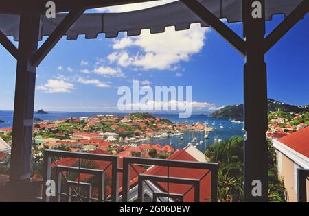 Vue depuis le Carl Gustav, directement au-dessus du port de Gustavia ca. 1998 Banque D'Images