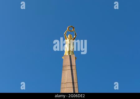 Europe, Luxembourg, ville de Luxembourg, la Gëlle FRA (Golden Lady) au sommet du Monument du souvenir Banque D'Images