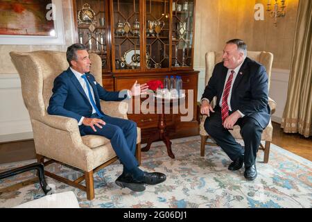 Le Secrétaire d'État Michael R. Pompeo rencontre l'ancien Secrétaire général de l'OTAN Anders Fogh Rasmussen à Copenhague, au Danemark, le 22 juillet 2020 Banque D'Images