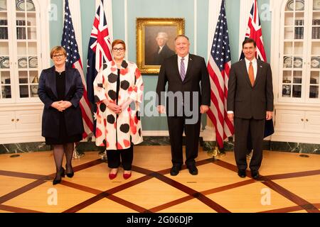 Le secrétaire d'État Michael R. Pompeo et le secrétaire à la Défense Mark Esper ont accueilli la ministre australienne des Affaires étrangères Marise Payne et la ministre australienne de la Défense Linda Reynolds pour la ministre de l'AUSMIN de 2020, au ministère d'État, le 28 juillet 2020. Banque D'Images