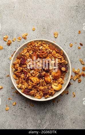 Une granola maison saine pour le petit déjeuner dans un bol vue sur le dessus Banque D'Images