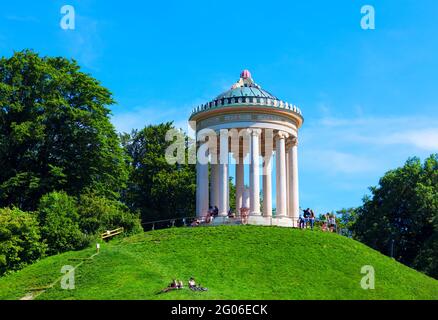 Temple dans jardin anglais de Munich Allemagne . Temple de Monopteros sur la colline verte . Les gens passent le week-end dans le parc Banque D'Images