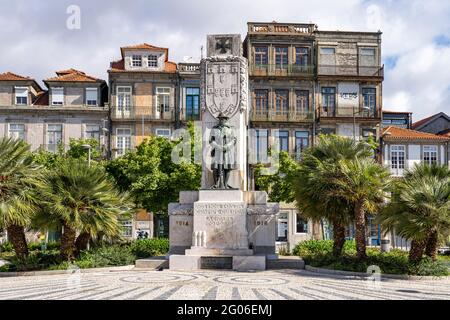 Weltkriegs Denkmal des Bildhauers Henrique Moreira auf dem Platz Praça de Carlos Alberto, Porto, Portugal, Europa | Monument de la guerre mondiale par Henrique Banque D'Images