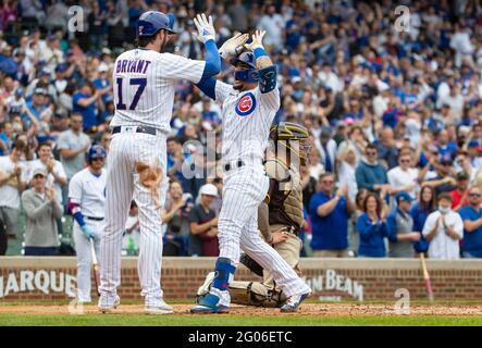 ÉTATS-UNIS. 31 mai 2021. Cubs shortstop Javier Báez fête sa course à domicile à deux niveaux avec Kris Bryant (17) dans le troisième repas le 31 mai 2021, à Wrigley Field à Chicago. (Photo de Brian Cassella/Chicago Tribune/TNS/Sipa USA) crédit: SIPA USA/Alay Live News Banque D'Images