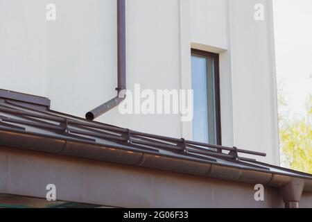Système de gouttière sur toit métallique. Système de retenue de neige sur le toit. Banque D'Images