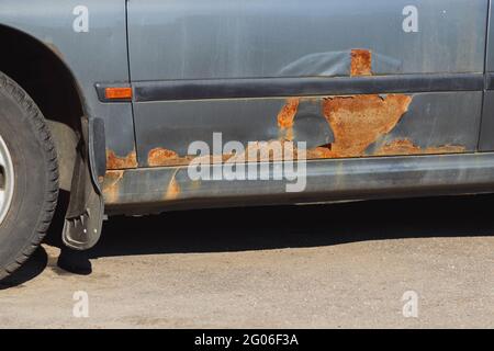 Corrosion de la carrosserie. Vieille voiture avec peinture écaillée et rouille sur la porte Banque D'Images