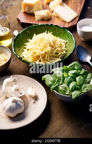 Ingrédients pour préparer du pesto, sauce traditionnelle fraîche ligurienne avec pignons de pin, ail, basilic frais, huile d'olive extra vierge, parmesan et fromage pecorino Banque D'Images