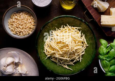 Ingrédients pour préparer du pesto, sauce traditionnelle fraîche ligurienne avec pignons de pin, ail, basilic frais, huile d'olive extra vierge, parmesan et fromage pecorino Banque D'Images