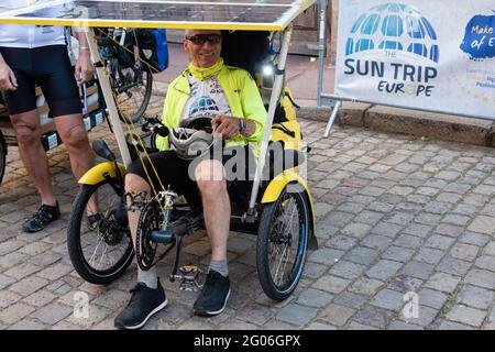 Lyon (France), le 01 juin 2021. Début de Sun Trip Europe à l'hôtel de ville. Un voyage européen de 10,000 km par environ 50 participants sur des vélos solaires. Banque D'Images