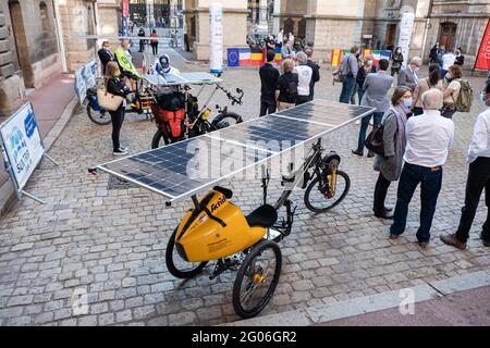 Lyon (France), le 01 juin 2021. Début de Sun Trip Europe à l'hôtel de ville. Un voyage européen de 10,000 km par environ 50 participants sur des vélos solaires. Banque D'Images