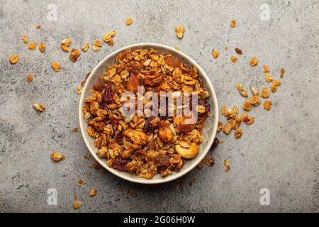 Une granola maison saine pour le petit déjeuner dans un bol vue sur le dessus Banque D'Images