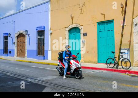 Personne sur une moto dans le centre-ville de Merida, Yucatan, Mexique Banque D'Images