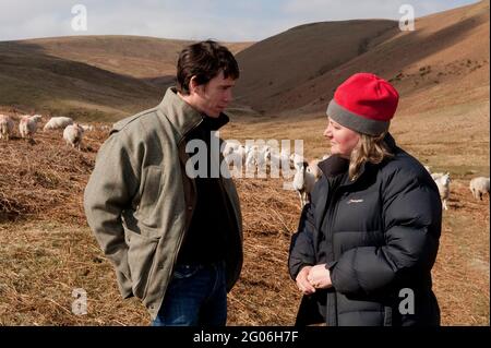 Rory Stewart, le candidat parlementaire conservateur de la circonscription de Penrith et de Border, s’est exprimé avec l’agriculteur Jane Barker lors de sa campagne électorale générale de 2010. Dalefoot, Heltondale, Cumbria, Royaume-Uni. 16 avril 2010 Banque D'Images