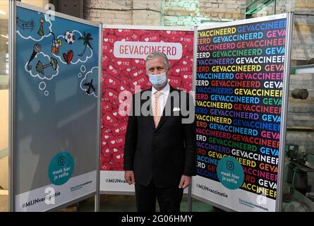 Le roi Philippe - Filip de Belgique pose pour le photographe devant le 'mur de selfie', lors d'une visite royale au centre de vaccination d'BE-Mine i. Banque D'Images