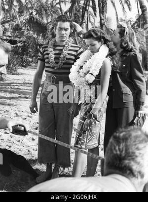 TYRONE POWER et GENE TIERNEY sur le plateau Candid avec coiffeur et équipe de film pendant le tournage de FILS DE FUREUR : l'histoire de Benjamin Blake 1942 réalisateur JOHN CROMWELL roman Edison Marshall scénario Philip Dunne musique Alfred Newman vingtième siècle Fox Banque D'Images