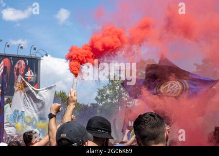 Milan, Italie, mai 23 2021 - f.c. Inter fans fête pour gagner la série A championnat à l'extérieur du stade San Siro Banque D'Images