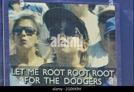 Les fans de baseball qui chantent m'emboîte au jeu de balle au Dodger Stadium, ici les fans se voient sur le Jumbobtron avec des mots à la chanson superposée -- Merci de créditer le photographe Kirk Schlea Banque D'Images