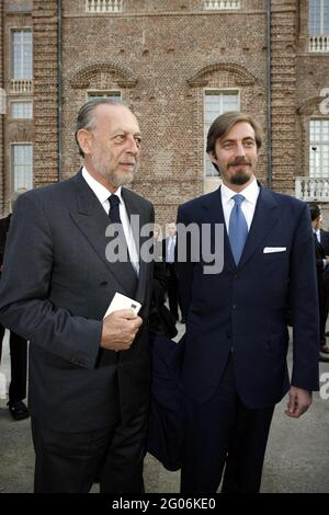 Le prince Amedeo, duc d'Aoste et son fils le prince Aimone, duc d'Apulia (Aimone di Savoia-Aoste) assistant à la cérémonie d'ouverture du palais de la Venaria Reale à Turin, Italie, le 12 octobre 2007. Après 10 ans d'œuvres de restauration, le plus ancien palais de la Venaria Reale, construit au cours des XVII et XVIII siècles par la famille Savoy s'est ouvert à la visite publique. Le bâtiment représente un exemple de l'architecture et de l'art baroc les plus magnifiques. Photo de Marco Piovanotto/ABACAPRESS.COM Banque D'Images