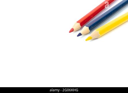 Crayons de couleur primaires placés sur un fond blanc dans le studio à la maison. Le concept est utilisé comme illustration de support. Banque D'Images