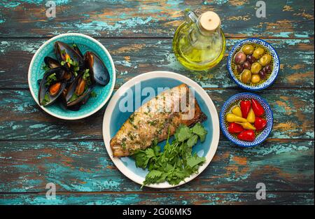 Repas grec avec poisson grillé et hors-d'œuvre Banque D'Images