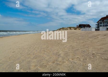 Plages de sable jaune dans la petite ville belge de Knokke-Heist, destination de vacances de luxe, vacances d'été Banque D'Images