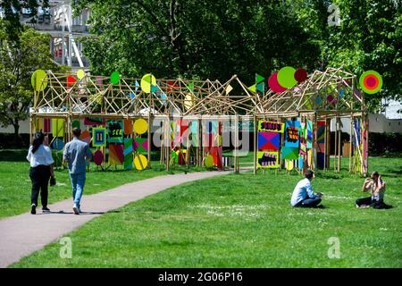 Londres, Royaume-Uni. 1er juin 2021. “See Through”, 2020, de Morag Myerscough, est l’une des 22 sculptures publiques en plein air installées dans le cadre du sentier de sculpture de Mayfair de cette année et peut être vue autour de Mayfair du 2 au 27 juin. Le sentier de la sculpture fait partie de la huitième édition annuelle du week-end de l'art de Mayfair qui célèbre le riche patrimoine culturel de Mayfair comme l'un des centres d'art les plus connus et les plus prospères au monde avec des expositions gratuites, des visites, des conférences et des installations spécifiques au site disponibles pour le public. Credit: Stephen Chung / Alamy Live News Banque D'Images