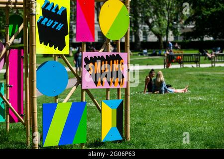 Londres, Royaume-Uni. 1er juin 2021. “See Through”, 2020, de Morag Myerscough, est l’une des 22 sculptures publiques en plein air installées dans le cadre du sentier de sculpture de Mayfair de cette année et peut être vue autour de Mayfair du 2 au 27 juin. Le sentier de la sculpture fait partie de la huitième édition annuelle du week-end de l'art de Mayfair qui célèbre le riche patrimoine culturel de Mayfair comme l'un des centres d'art les plus connus et les plus prospères au monde avec des expositions gratuites, des visites, des conférences et des installations spécifiques au site disponibles pour le public. Credit: Stephen Chung / Alamy Live News Banque D'Images