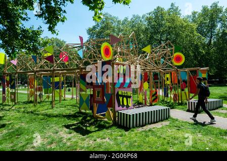 Londres, Royaume-Uni. 1er juin 2021. “See Through”, 2020, de Morag Myerscough, est l’une des 22 sculptures publiques en plein air installées dans le cadre du sentier de sculpture de Mayfair de cette année et peut être vue autour de Mayfair du 2 au 27 juin. Le sentier de la sculpture fait partie de la huitième édition annuelle du week-end de l'art de Mayfair qui célèbre le riche patrimoine culturel de Mayfair comme l'un des centres d'art les plus connus et les plus prospères au monde avec des expositions gratuites, des visites, des conférences et des installations spécifiques au site disponibles pour le public. Credit: Stephen Chung / Alamy Live News Banque D'Images