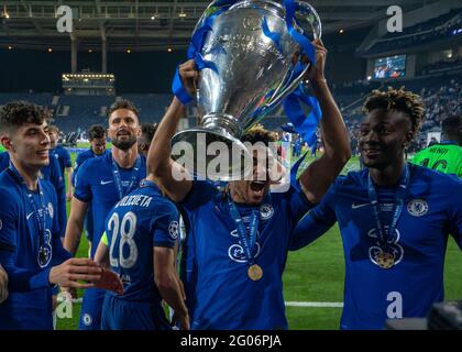 Ryal Quay, Royaume-Uni. 29 mai 2021. Reece James de Chelsea lève le trophée gagnant à la suite du match final de la Ligue des champions de l'UEFA entre Manchester City et Chelsea à l'est‡dio do Drag °o, Porto, Portugal, le 29 mai 2021. Photo d'Andy Rowland. Crédit : Prime Media Images/Alamy Live News Banque D'Images