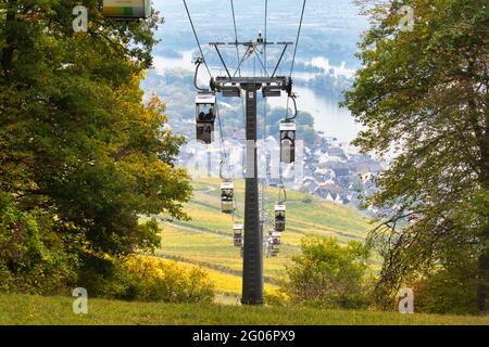 Des téléphériques circulent le jour de l'automne au Niederwald Memorial, au-dessus de Rudesheim am Rhein, en Allemagne. Banque D'Images